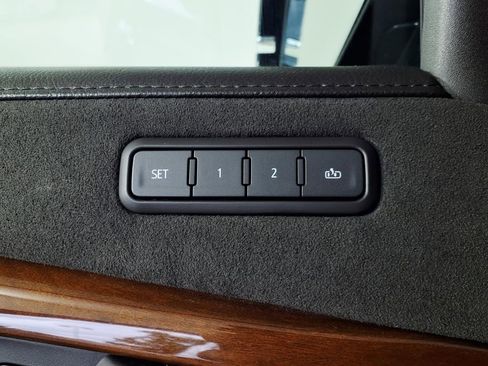 Used 2020 Cadillac Escalade Premium Luxury RWD image 18
