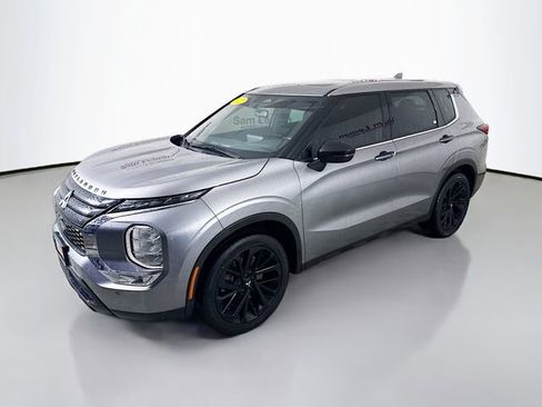 Used 2022 Mitsubishi Outlander SE image 3