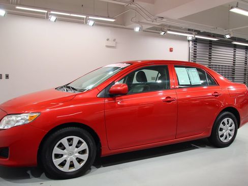 Used 2010 Toyota Corolla LE FWD image 3