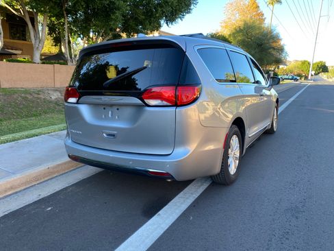 Used 2017 Chrysler Pacifica Touring-L image 2