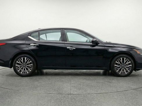 Used 2025 Nissan Altima 2.5 SV image 11