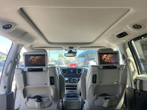 Used 2017 Chrysler Pacifica Platinum FWD image 25