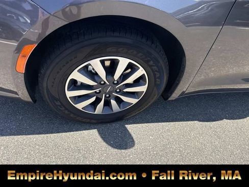 Used 2023 Chrysler Pacifica Touring-L FWD image 13