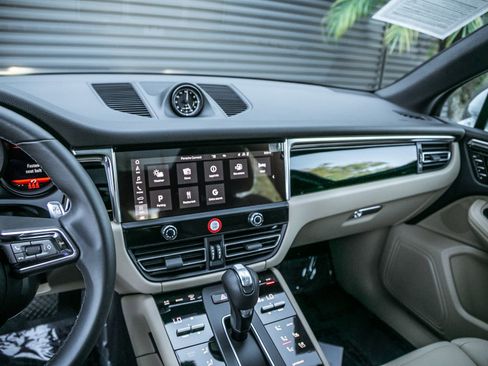 Certified 2026 Porsche Macan AWD/4WD image 19