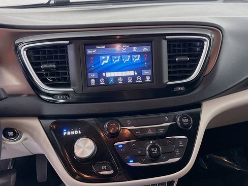 Used 2021 Chrysler Voyager L FWD image 18