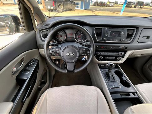 Used 2017 Kia Sedona LX image 5