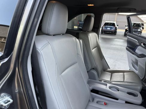 Used 2018 Toyota Highlander Limited image 23