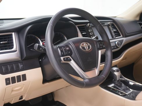 Used 2014 Toyota Highlander XLE FWD image 10