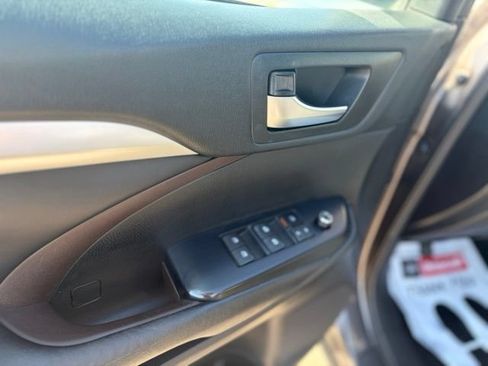 Used 2019 Toyota Highlander XLE AWD/4WD image 23