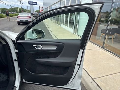 Certified 2025 Volvo XC40 B5 Core AWD/4WD image 14