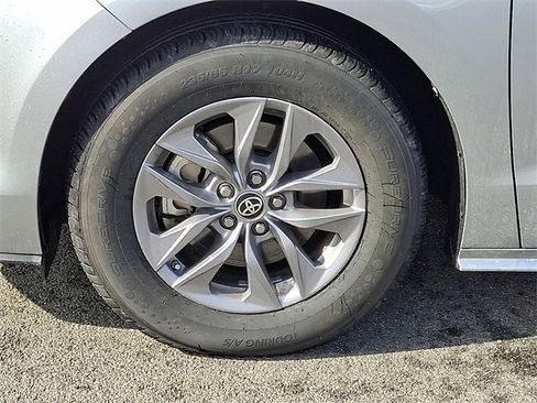 Used 2024 Toyota Sienna XLE image 8