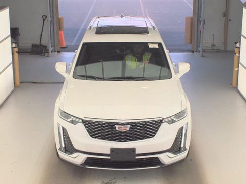 Used 2025 Cadillac XT6 Premium Luxury w/ Technology Package AWD/4WD image 2