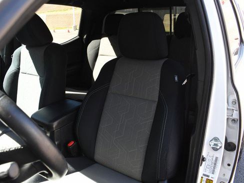 Used 2022 Toyota Tacoma TRD Off-Road image 17