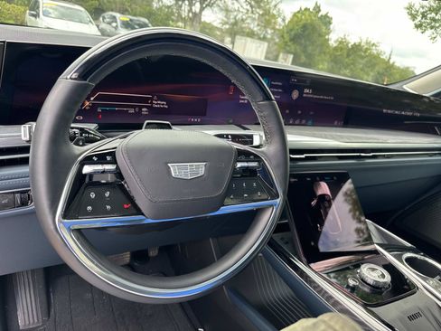 Certified 2025 Cadillac Escalade IQ Luxury 2 w/ LPO, Premium Carpet Package AWD/4WD image 16