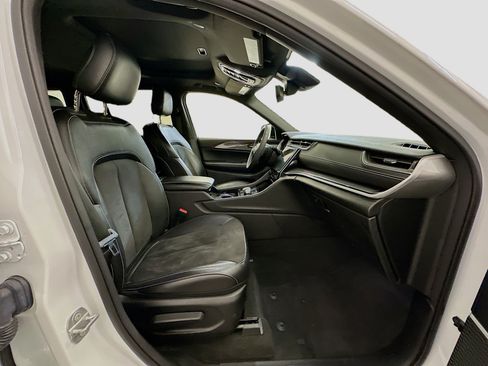 Used 2023 Jeep Grand Cherokee Altitude image 33