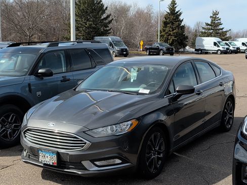 Used 2018 Ford Fusion SE w/ Equipment Group 201A image 3