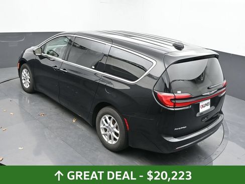 Used 2023 Chrysler Pacifica Touring-L FWD image 44