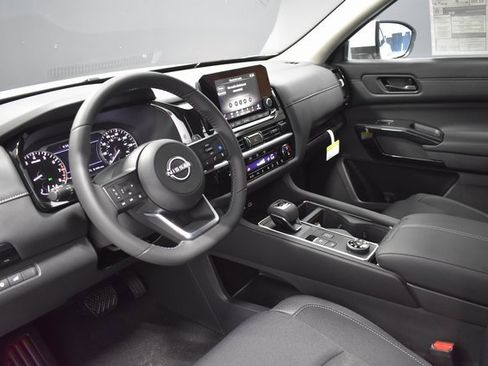 New 2025 Nissan Pathfinder SV image 4