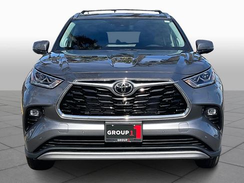 New 2026 Toyota Highlander Platinum image 3