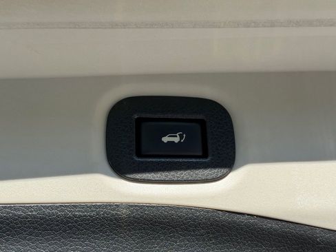Used 2018 Nissan Rogue SV w/ Premium Package AWD/4WD image 16