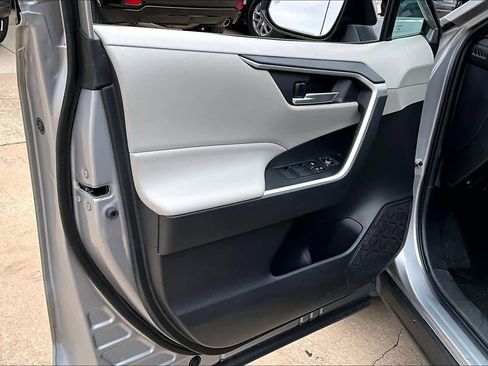 Used 2020 Toyota RAV4 XLE image 21