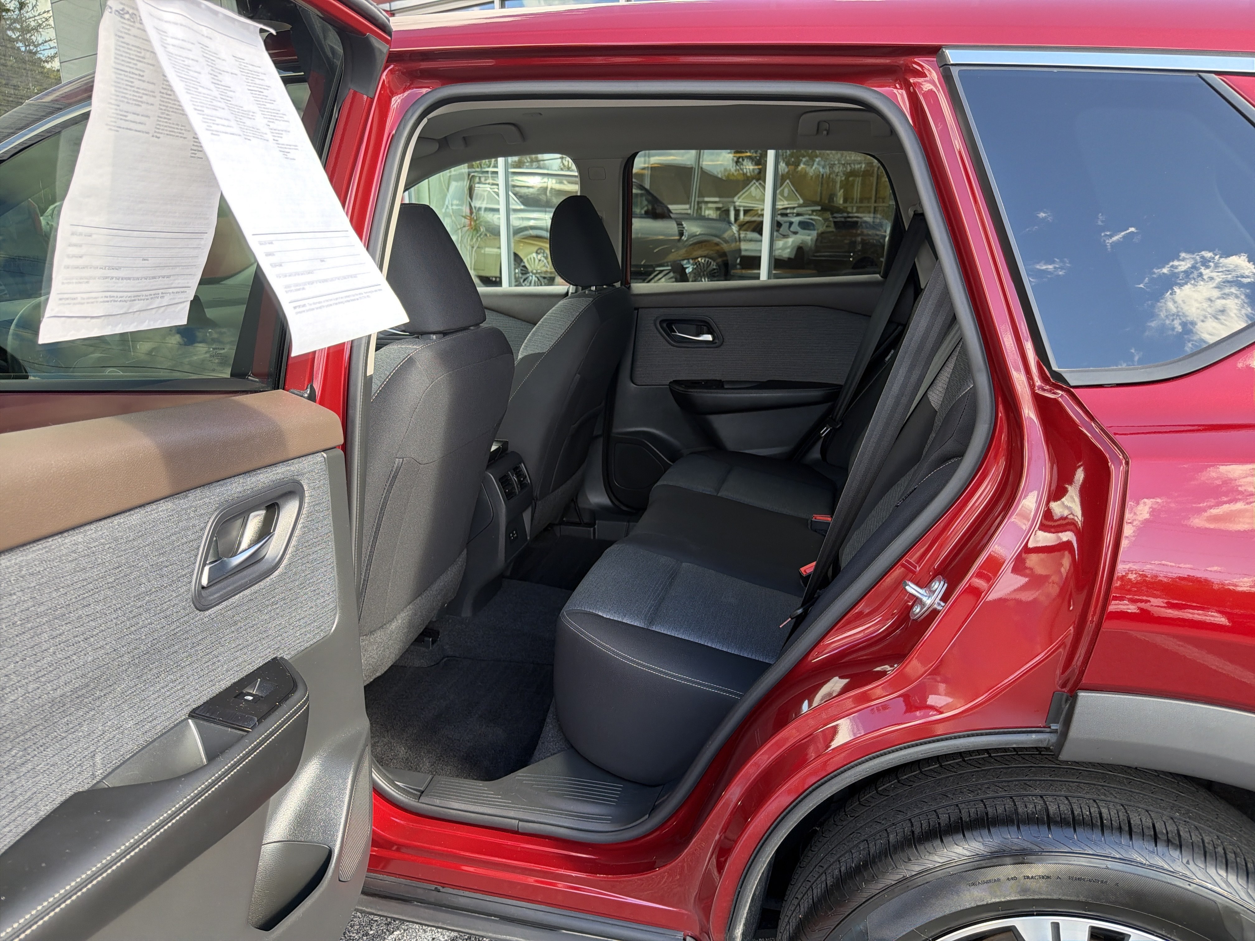 Used 2023 Nissan Rogue SV AWD/4WD image 5