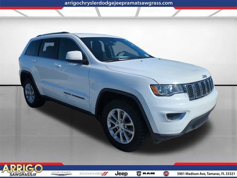 Used 2021 Jeep Grand Cherokee Laredo image 1