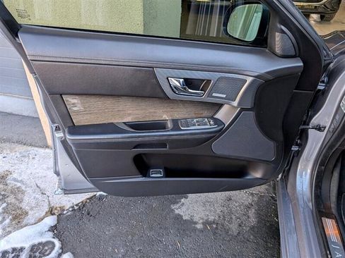 Used 2010 Jaguar XF R image 18