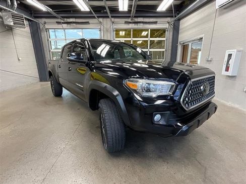Used 2018 Toyota Tacoma TRD Off-Road w/ Technology Package AWD/4WD image 7