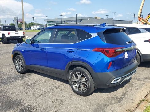 Used 2021 Kia Seltos EX AWD/4WD image 3