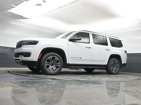 Used 2024 Jeep Wagoneer Series II w/ Flexible Seating Group image 10