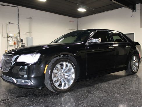 Used 2019 Chrysler 300 Limited w/ Safetytec Plus Group RWD image 9