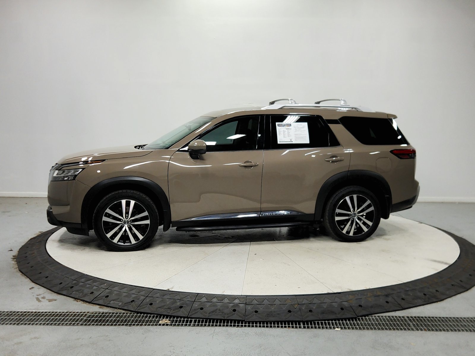 Used 2023 Nissan Pathfinder Platinum w/ Cargo Package AWD/4WD image 5