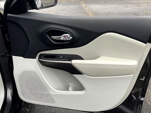 Used 2019 Jeep Cherokee Limited w/ Technology Group image 18