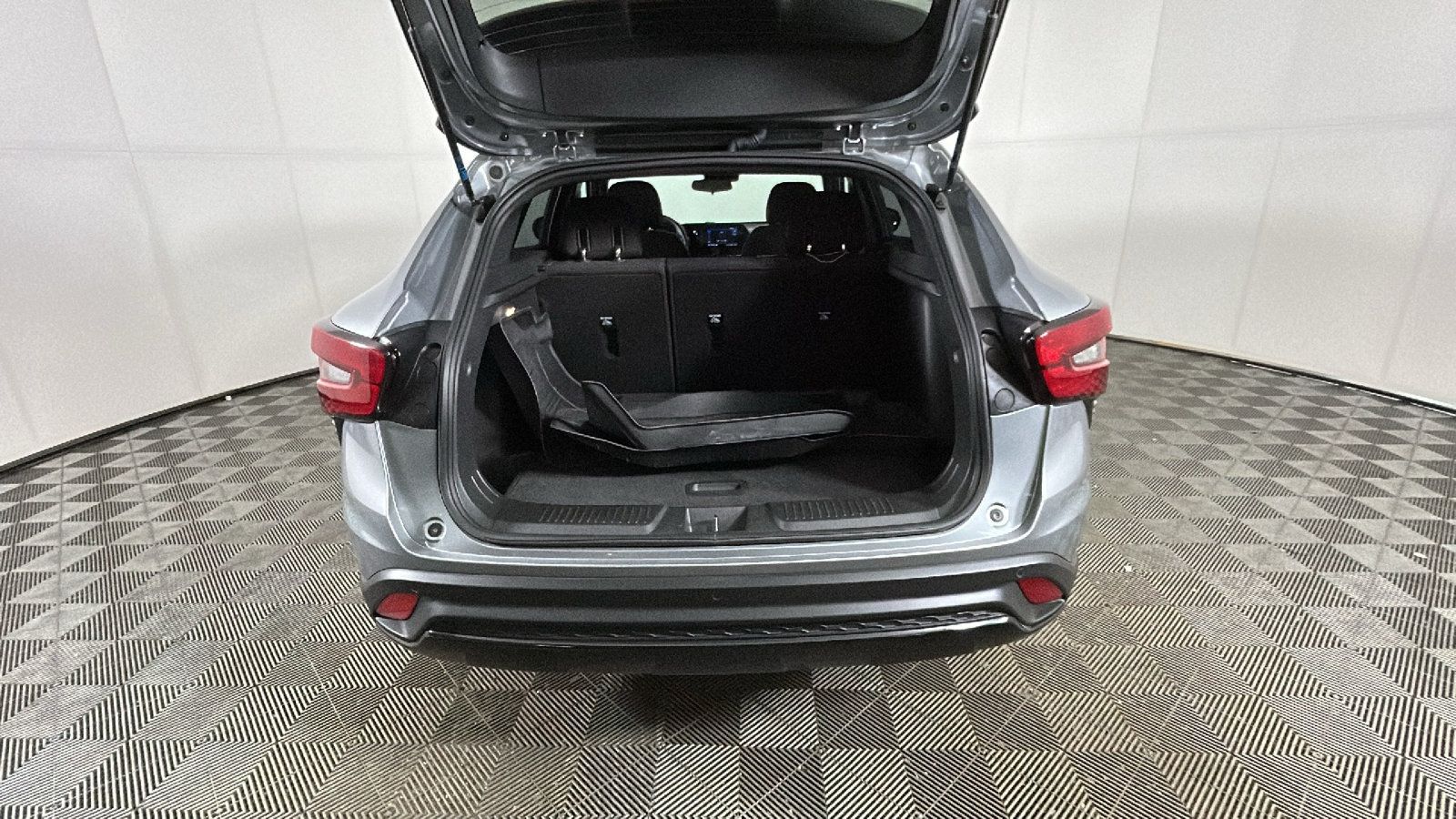 Used 2024 Chevrolet Trax RS w/ Driver Confidence Package FWD image 32