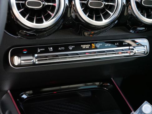 Used 2025 Mercedes-Benz GLB 250 4MATIC image 23