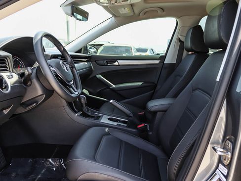 Certified 2022 Volkswagen Passat 2.0T SE FWD image 17