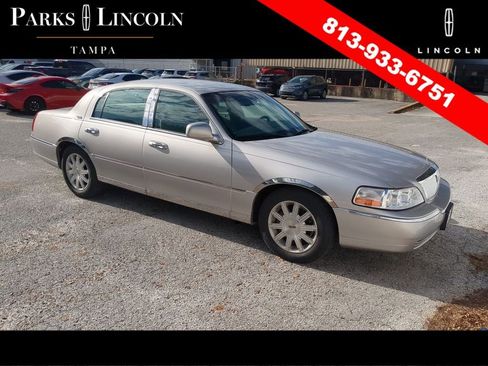 Used 2011 Lincoln Town Car Signature Limited RWD image 2
