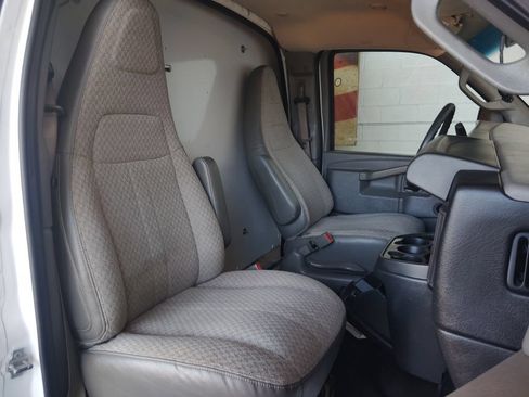 Used 2018 Chevrolet Express 3500 w/ Driver Convenience Package RWD image 13