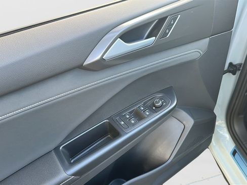 New 2026 Volkswagen Taos SE image 23