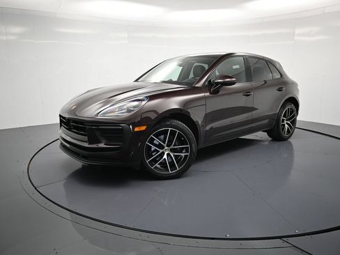 Certified 2024 Porsche Macan AWD/4WD image 34