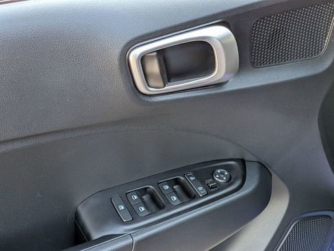Used 2025 Hyundai Venue SEL FWD image 9