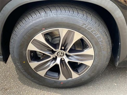 Used 2021 Toyota Highlander XLE image 6