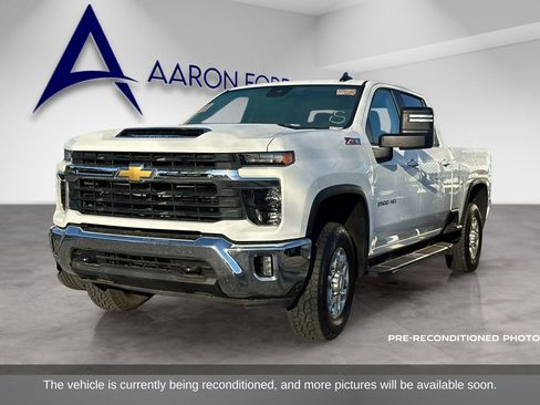 Used 2025 Chevrolet Silverado 2500 LT image 2
