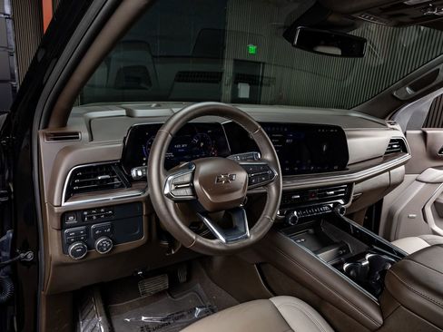 Used 2025 Chevrolet Suburban Z71 w/ Comfort Package image 17