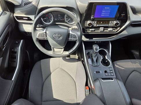 Used 2025 Toyota Highlander LE FWD image 14