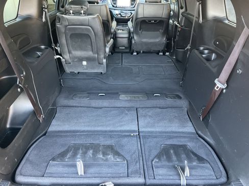 Used 2025 Chrysler Pacifica Limited FWD image 48