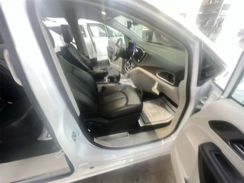 Used 2024 Chrysler Pacifica Touring-L image 24
