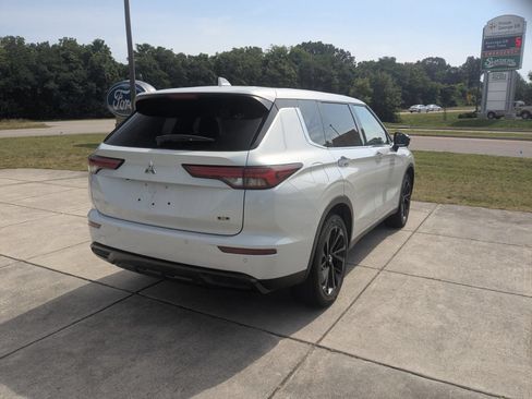 Used 2024 Mitsubishi Outlander SE Black Edition FWD image 3