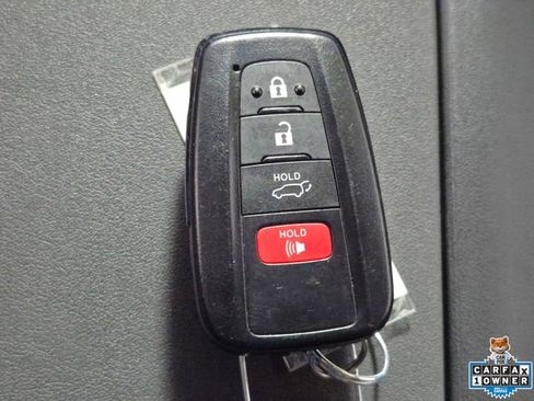 Used 2022 Toyota Highlander XLE AWD/4WD image 32